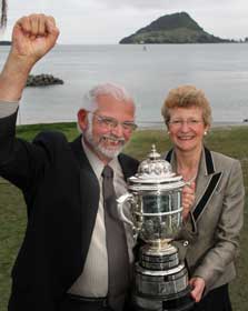 Mark Dean and the Minister of Conservation, Hon Kate Wilkinson, holding the Loder Cup. Photo courtesy of Vision Media for NGIA. 