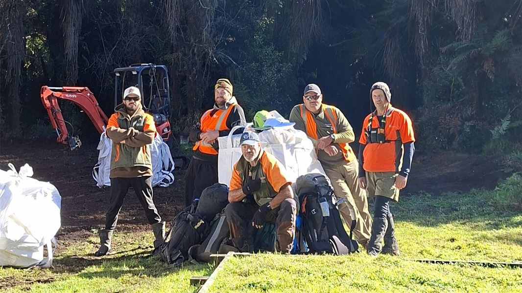 Pouri Hut site cleanup a last hurrah for Whanganui ranger: Media ...