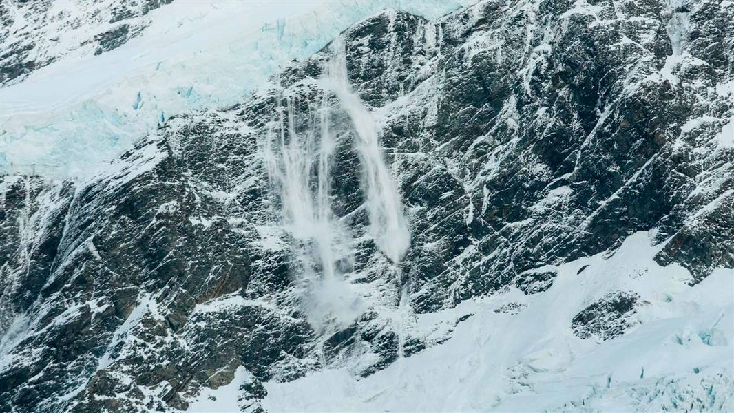 Avalanche on Mount Sefton seen from the Mueller Hut in Aoraki/Mount Cook National Park 