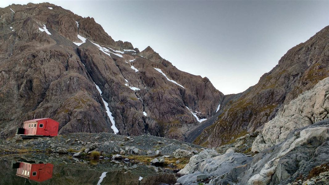 Barker hut next to the tarn.