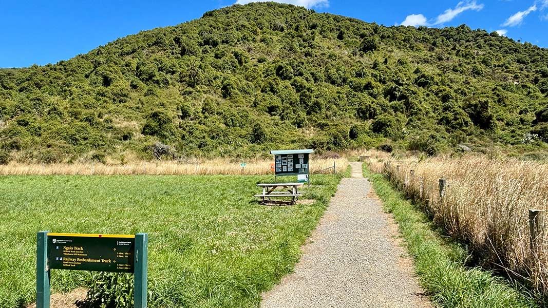Start of the Railway and Ngaio tracks. 