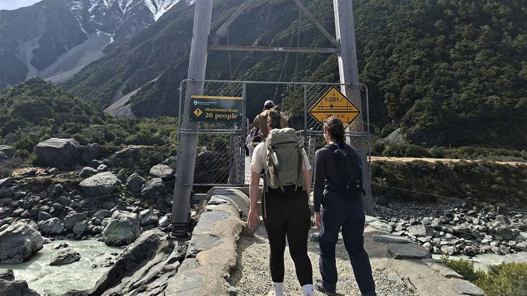 20-person limit on the first bridge on the Hooker Valley Track. 