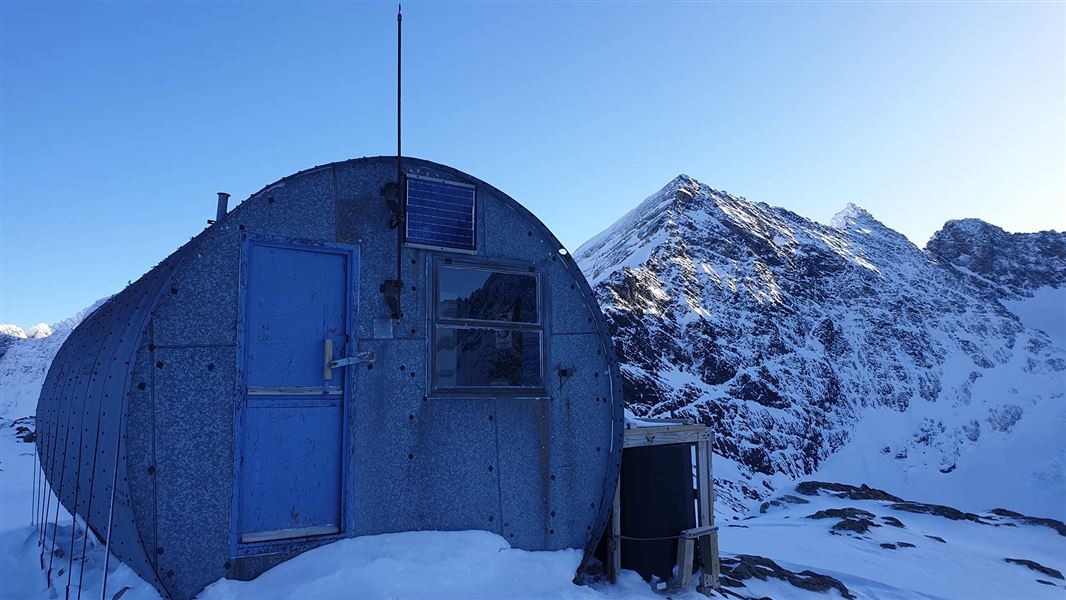 Barron Saddle Hut 