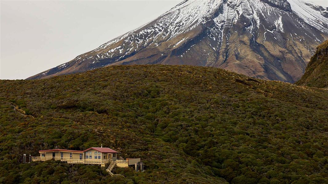 Pouākai Hut. 