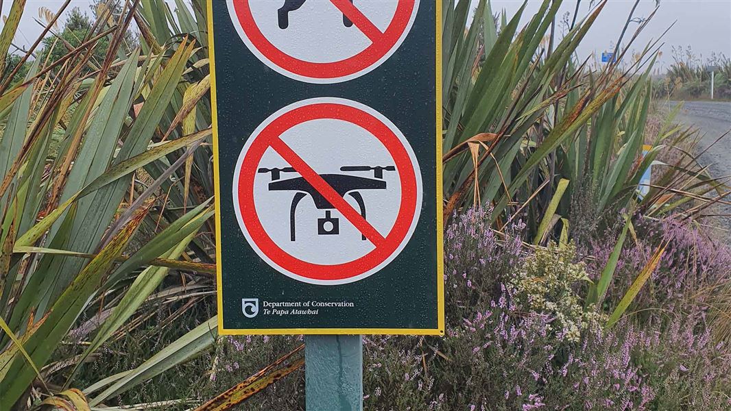 A sign showing that drones are not allowed.