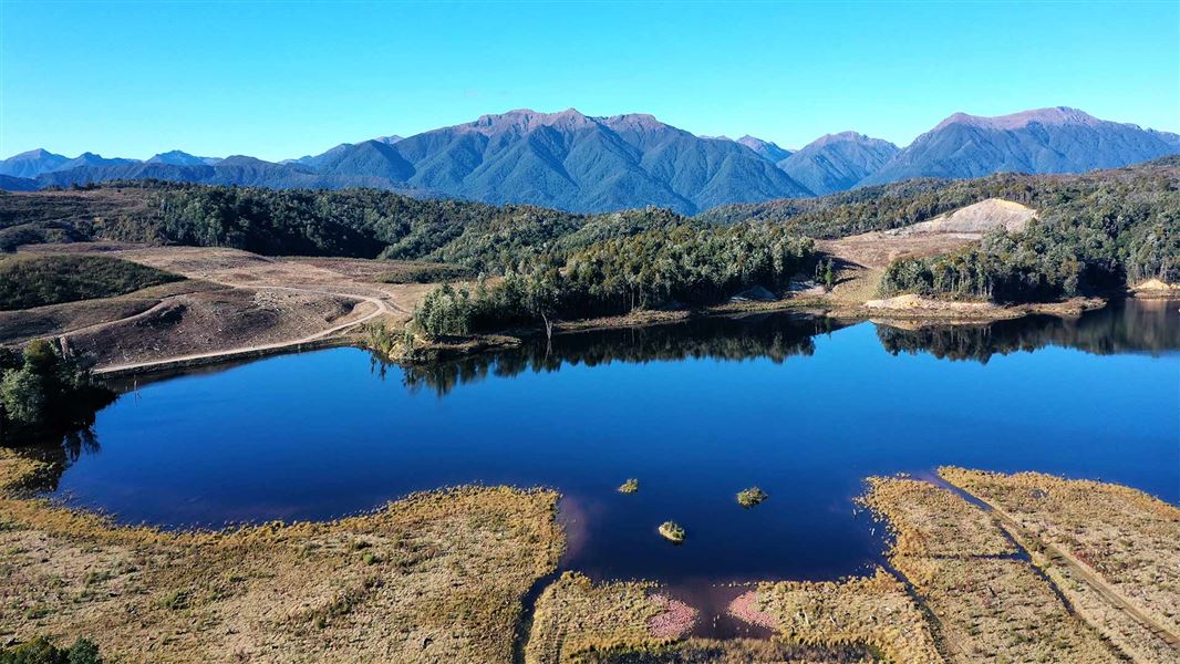 View of Fossickers Lake on Fossickers Track 