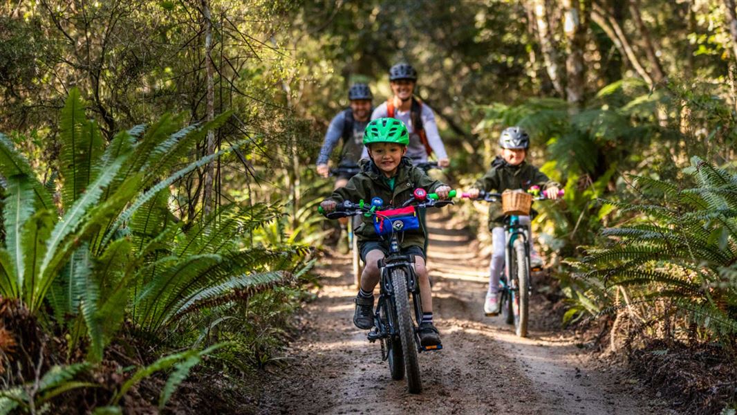 Family cycling the Te Ara Mangawhero. 