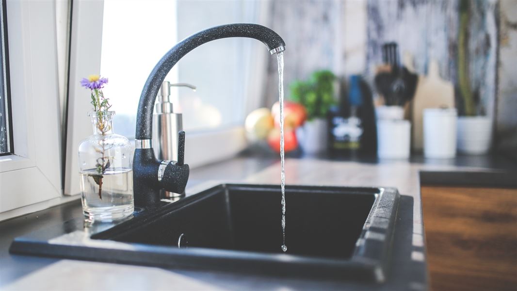 Kitchen tap and sink. 